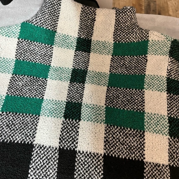 Christina Siriano Sweater & Hat - Picture 3 of 6